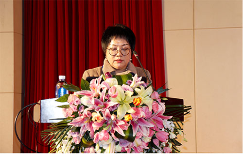 中國(guó)汽車(chē)維修行業(yè)協(xié)會(huì)連鎖經(jīng)營(yíng)工作委員會(huì)秘書(shū)長(zhǎng)嚴(yán)雪月做評(píng)選規(guī)則說(shuō)明